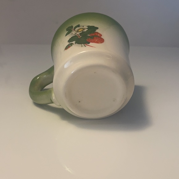 Vintage mug with strawberry - Picture 3 of 6